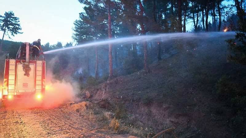 Uşak’ta 2 ayrı yerdeki orman yangınları 17 saate kontrol altına alındı