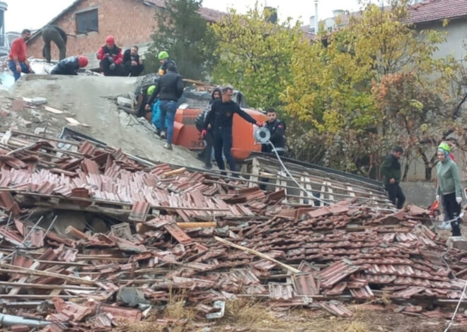 Malatya’da ağır hasarlı bina çöktü, iş makinesi operatörü enkaz altında