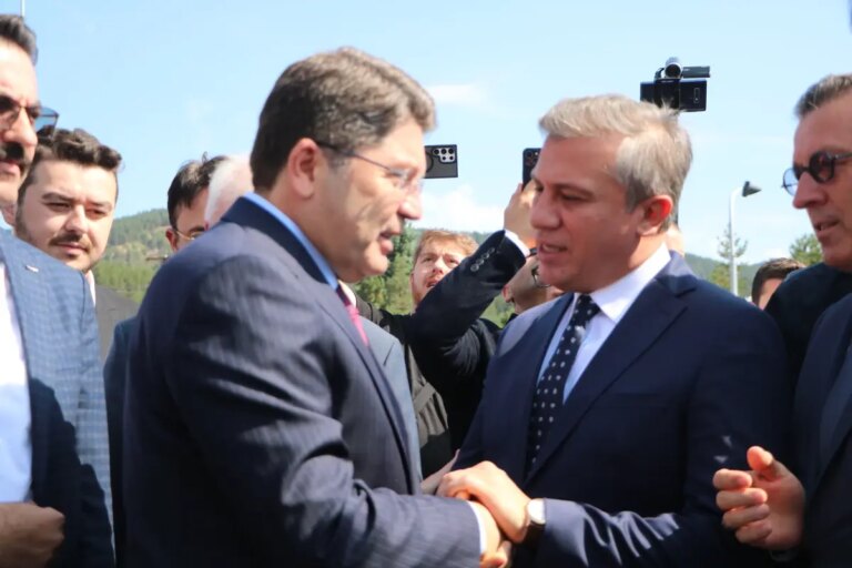 bakan-tunc-30-tane-ak-partili-belediyeyle-ilgili-sorusturma-yapilmis-5zdXWH2O.jpg
