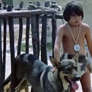 bu gercegi herkes bilmez tarkan filmindeki o meshur cocuk unlu ismin ogluymus UZrUCpEP