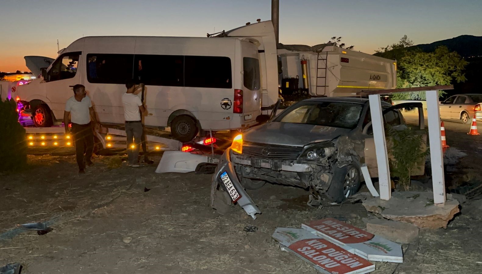 adiyamanda minibus ile otomobil carpisti 12 yarali Ddh6MRtN