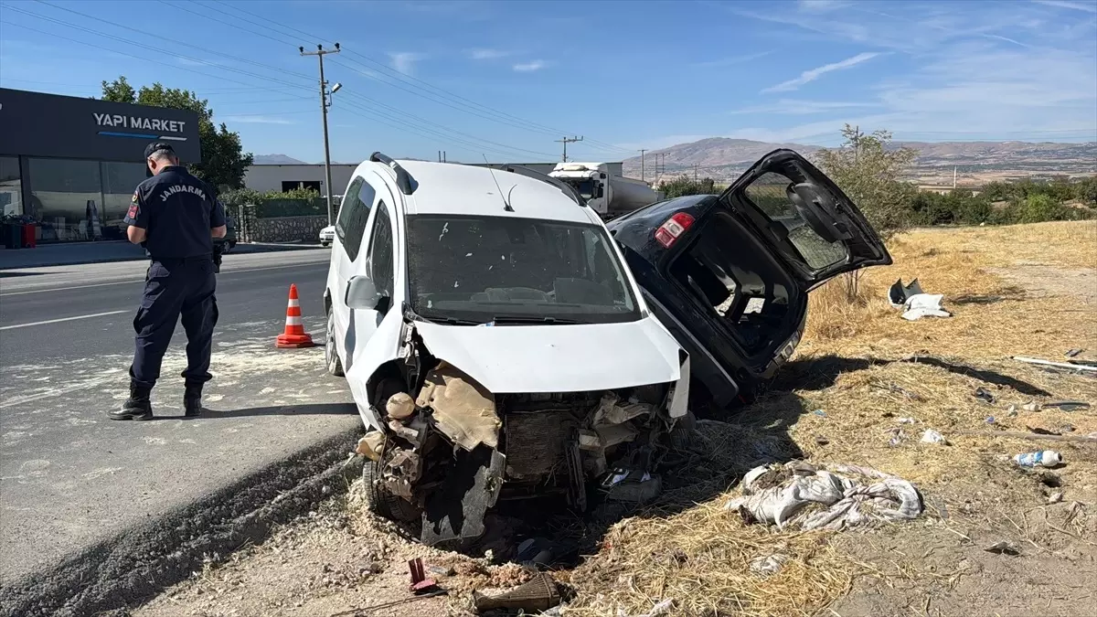 elazigda arac kazasi 3 yarali Oe7ebnTi