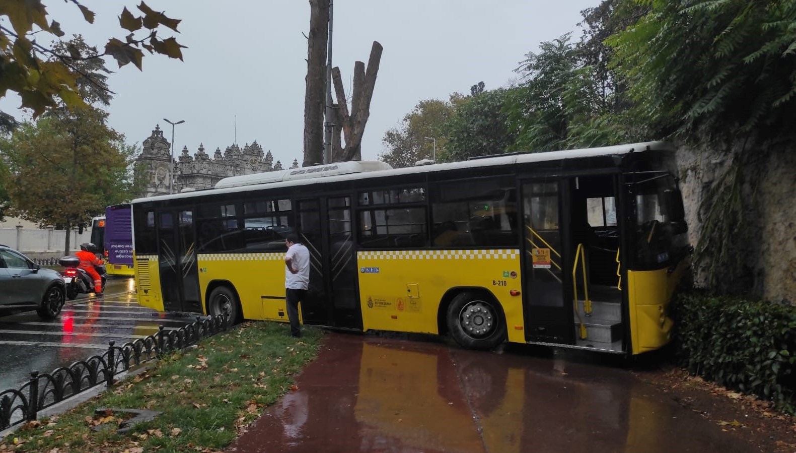 istanbulda iett otobusu motosiklete carpti KnsNF8w2