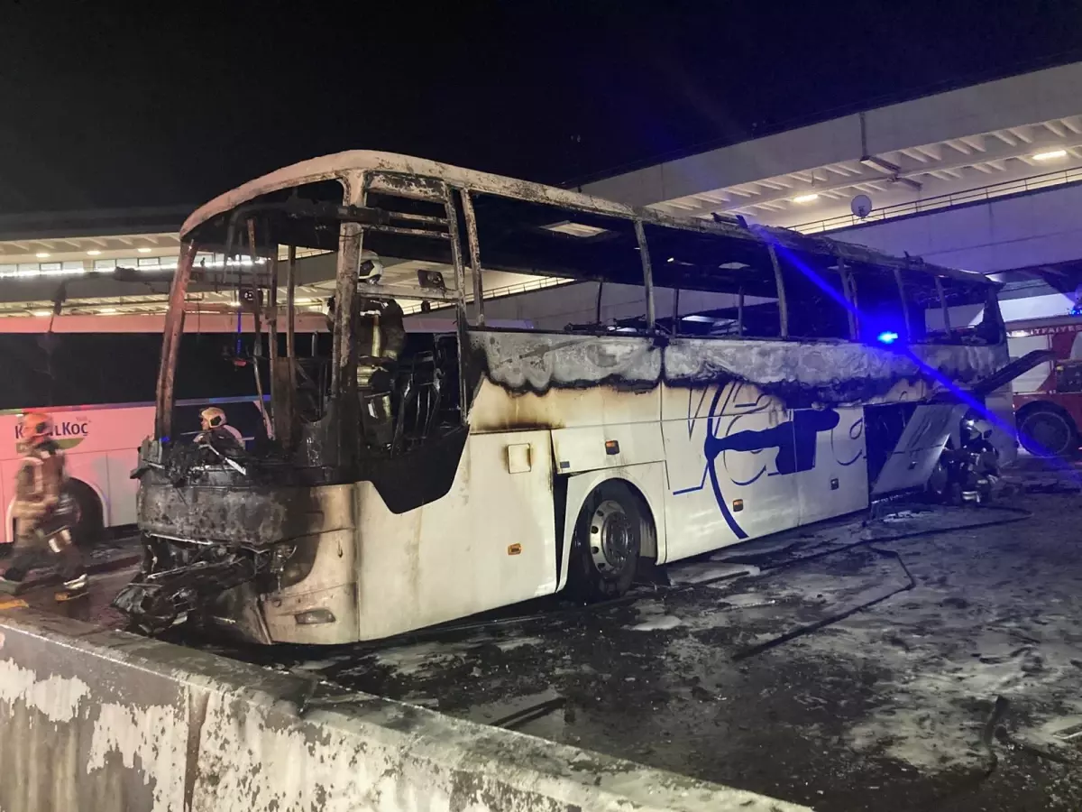 astinde park halindeki otobus yandi OsJ2qV2k.jpg