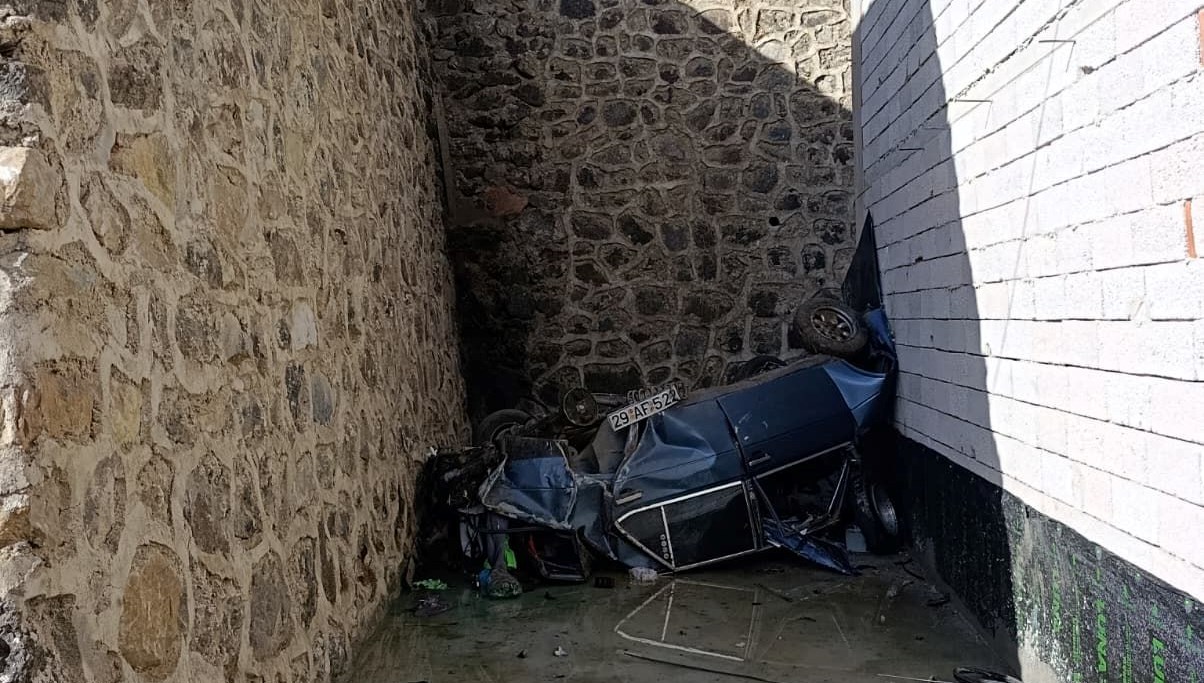 gumushanede otomobil istinat duvarini asip otoparka dustu hXk6BHJ2.jpg