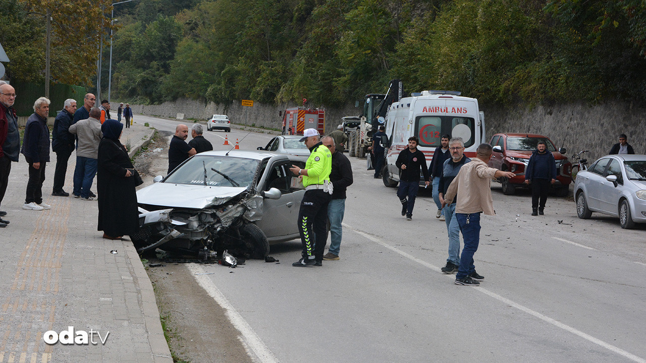 kastamonuda iki otomobil carpisti 4 yarali QSwBF7KW.jpg