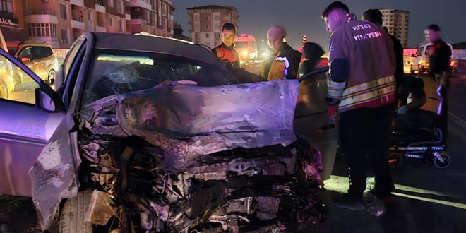 hatayda otomobil ile minibus carpisti cok sayida yarali var X9dXhL2z.jpg