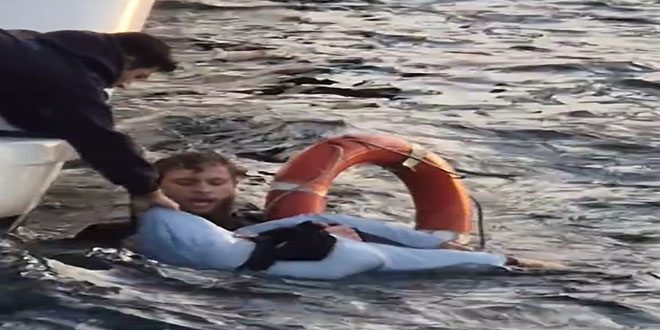 istanbul bogazinda insanlik dersi vapurdan dusen turisti baska bir turist kurtadirdi abPfDkpG.jpg